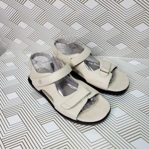 Propet Women's Size 9 X (2E) Tahoe Walker Off-White Leather Comfort Sandals.